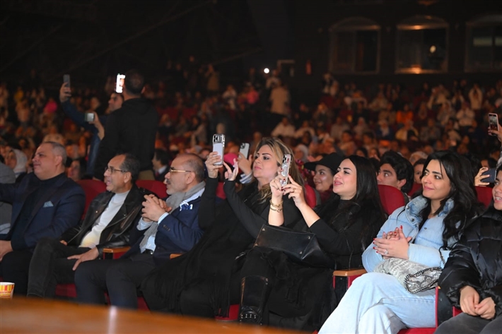 مصطفى حجاج يشعل مسرح البالون بحفل كامل العدد بحضور تامر عبد المنعم وخالد عبد الجليل وعمرو فهمي