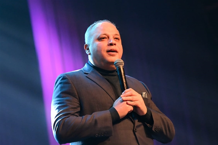 مصطفى حجاج يشعل مسرح البالون بحفل كامل العدد بحضور تامر عبد المنعم وخالد عبد الجليل وعمرو فهمي