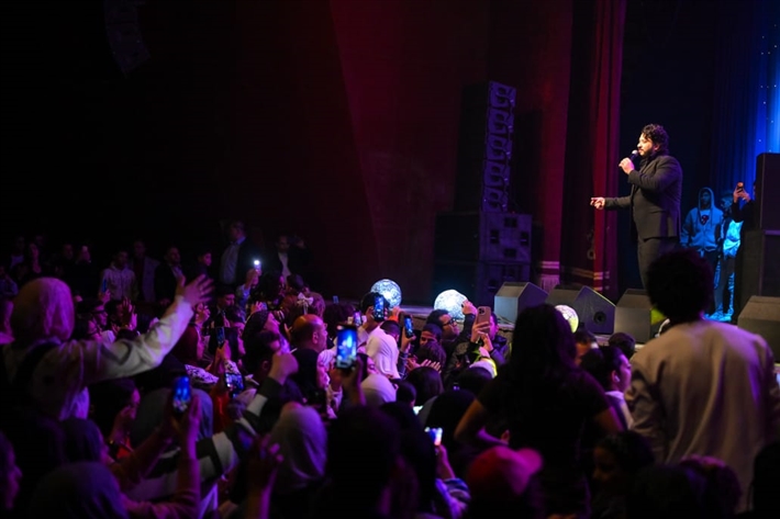 مصطفى حجاج يشعل مسرح البالون بحفل كامل العدد بحضور تامر عبد المنعم وخالد عبد الجليل وعمرو فهمي