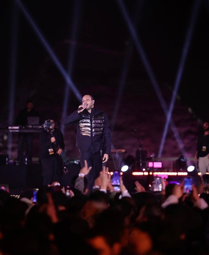  شرطة_الموضة: ويجز بأزياء عسكرية ومطرزة بالمعدن في حفله أمام الأهرامات .. اسمه محفور