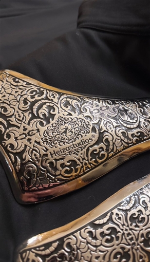  شرطة_الموضة: ويجز بأزياء عسكرية ومطرزة بالمعدن في حفله أمام الأهرامات .. اسمه محفور