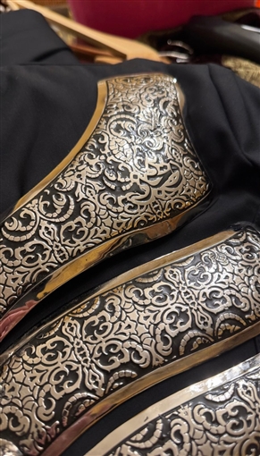  شرطة_الموضة: ويجز بأزياء عسكرية ومطرزة بالمعدن في حفله أمام الأهرامات .. اسمه محفور