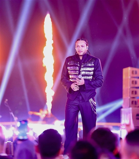  شرطة_الموضة: ويجز بأزياء عسكرية ومطرزة بالمعدن في حفله أمام الأهرامات .. اسمه محفور