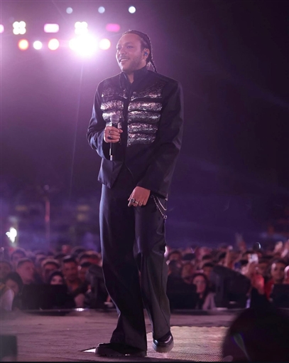  شرطة_الموضة: ويجز بأزياء عسكرية ومطرزة بالمعدن في حفله أمام الأهرامات .. اسمه محفور