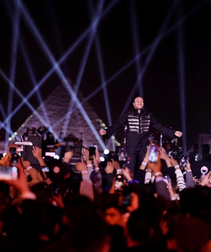  شرطة_الموضة: ويجز بأزياء عسكرية ومطرزة بالمعدن في حفله أمام الأهرامات .. اسمه محفور