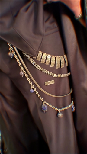  شرطة_الموضة: ويجز بأزياء عسكرية ومطرزة بالمعدن في حفله أمام الأهرامات .. اسمه محفور