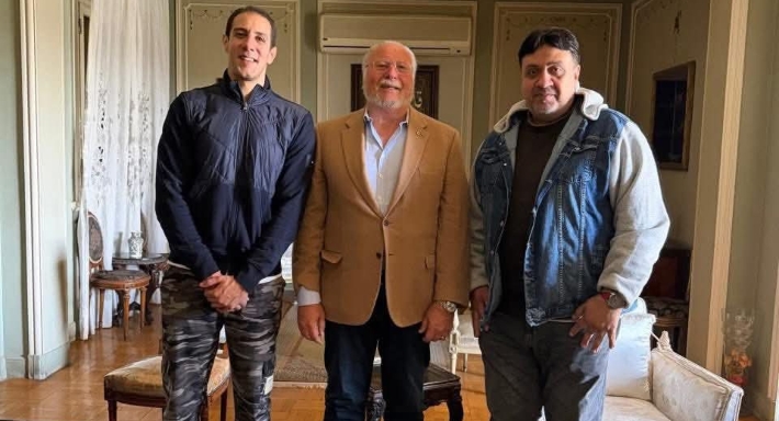 أسرة عبد الحليم حافظ تستقبل الملك أحمد فؤاد الثاني