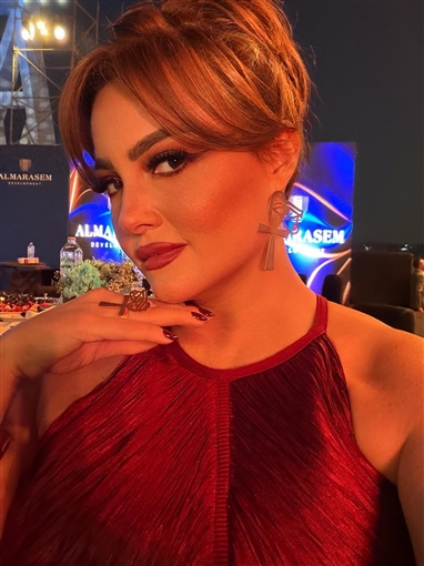 بشرى بفستان أحمر بشراشيب يظهر رشاقتها