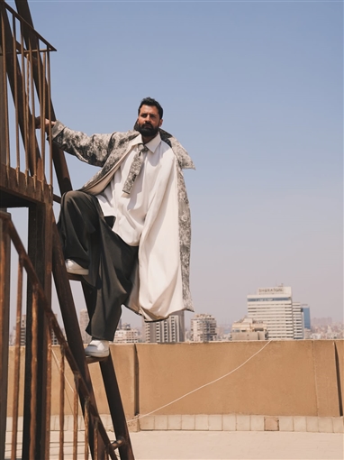 من فوق السطوح ... أحمد حاتم في جلسة تصوير جديدة