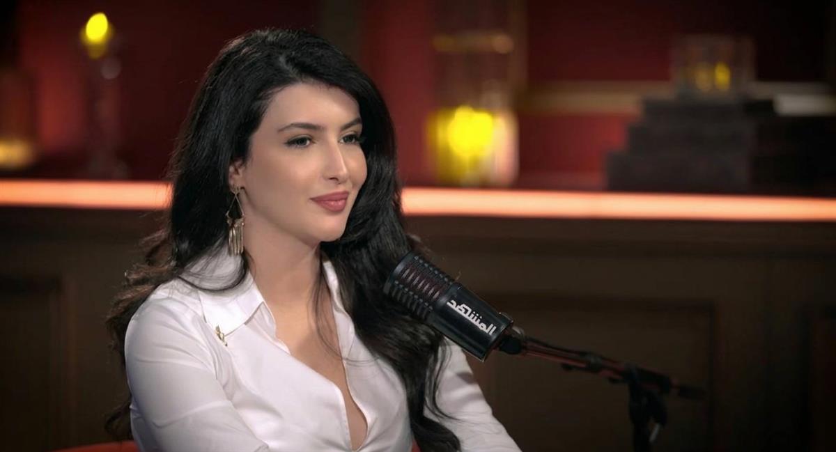 سارة بركة خلال استضافتها في بودكاست "منا وفينا"