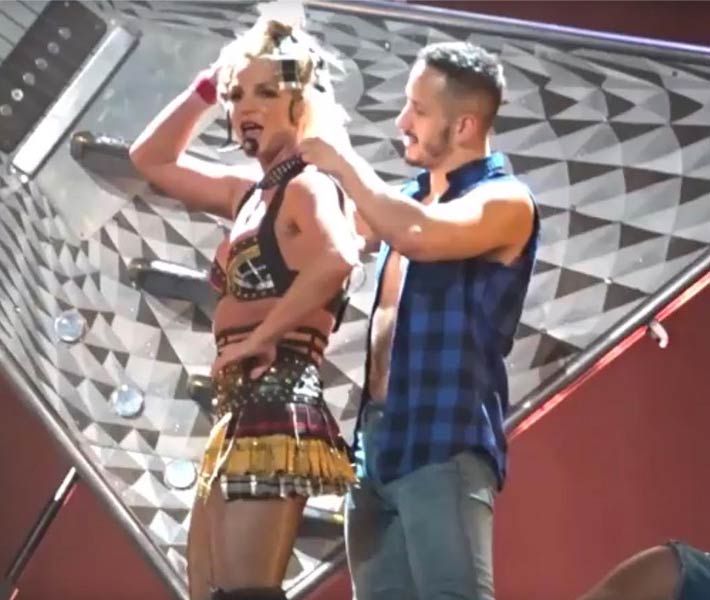 راقص يحاول مساعدة بريتني سبيرز