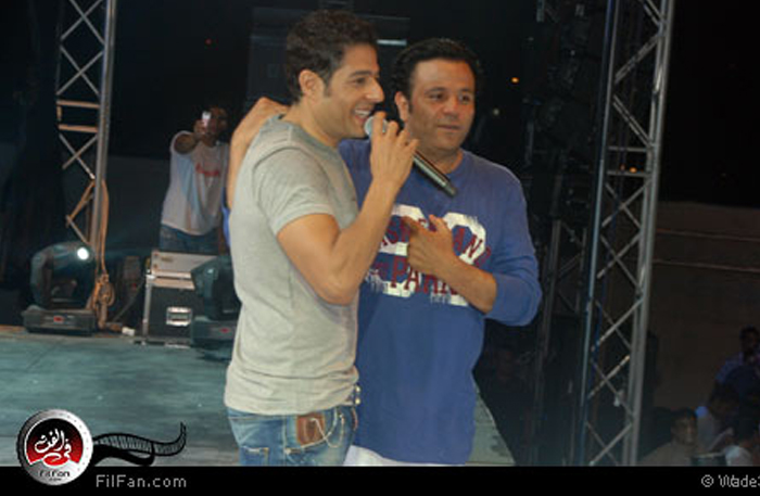 حماقي يرحب بمحمد فؤاد على المسرح