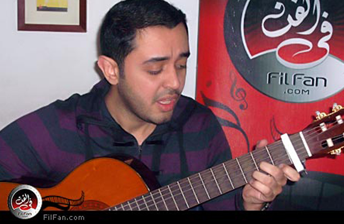 حاتم وهو يغني لـ"في الفن" - تصوير : ياسمين السماحي