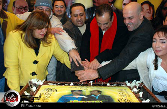 أسرة مسلسل &quot;حسين وتحسين&quot; أثناء تقطيع تورتة الاحتفال