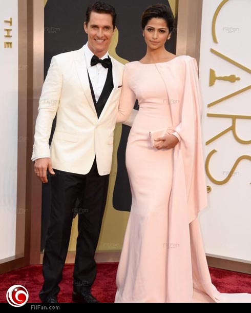 ماثيو ماكونهي مع زوجته كاميلا على السجادة الحمراء بأوسكار 2014