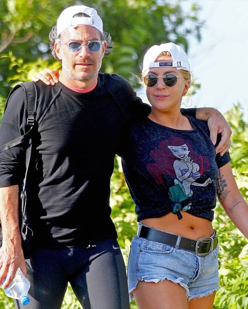 ليدي جاجا مع خطيبها