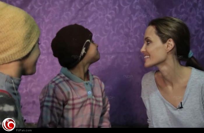 أنجلينا جولي في مخيم اللاجئين السوريين في لبنان