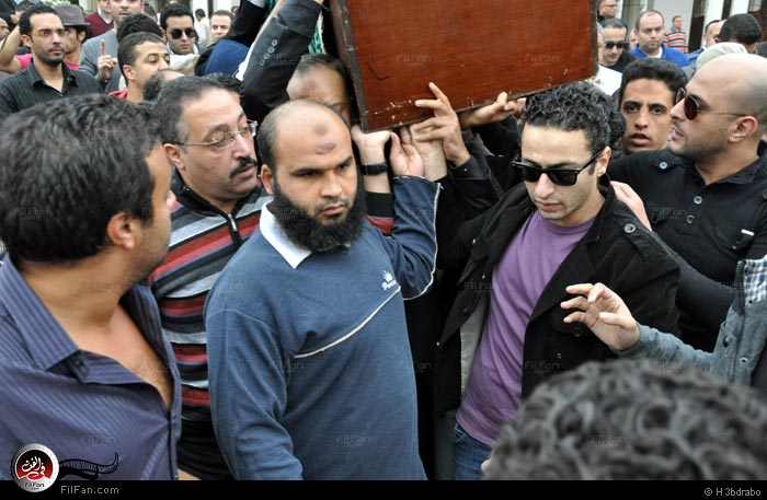 حمادة هلال يحمل الجثمان