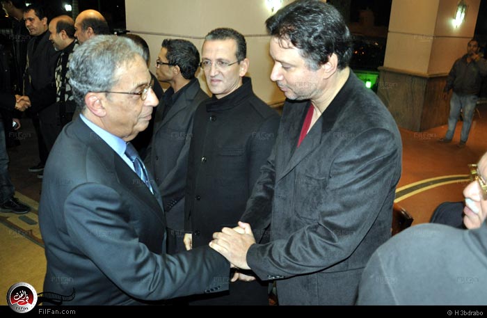 عمرو موسى يصافح نقيب الموسيقيين إيمان البحر درويش