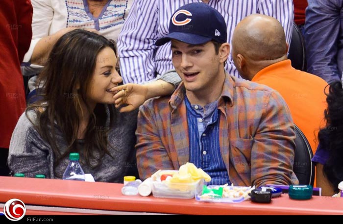  آشتون كوتشر وميلا كونيس في مباراة السلة