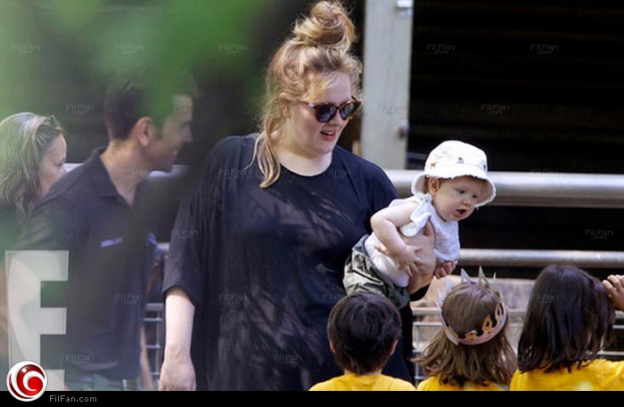 أديل تنزه ابنها بحديقة الحيوان