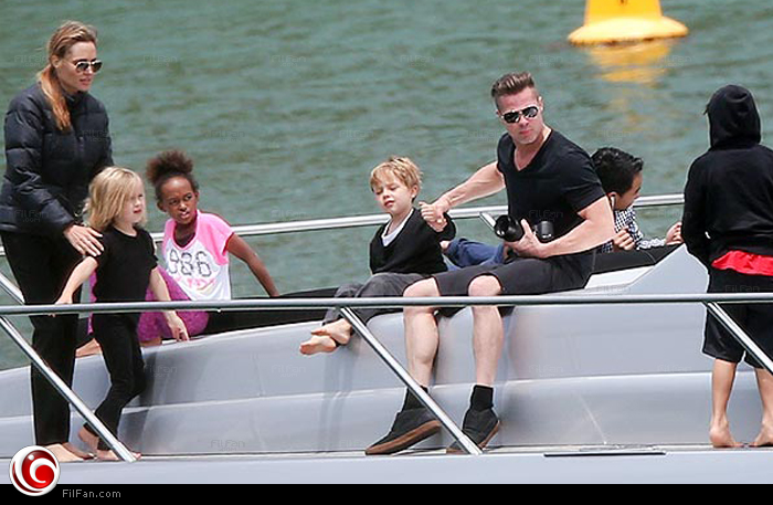 براد بيت على اليخت مع أسرته