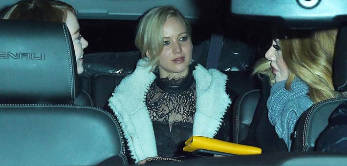 أديل وجينيفر لورانس وإيما ستون في نزهتهما الليلية