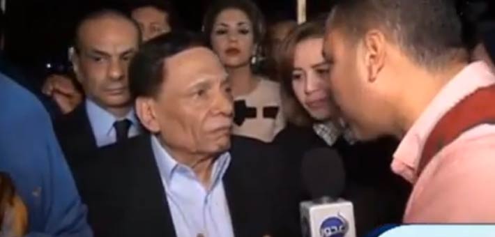 عادل إمام مع مراسل قناة "المحور"