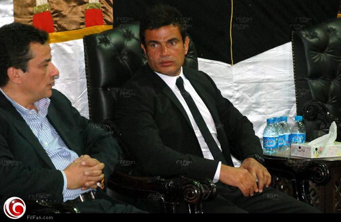 عمرو دياب في عزاء والدته