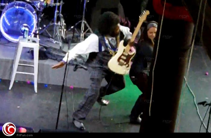 أفرومان يلكم الفتاة