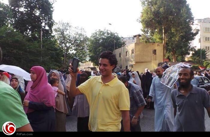 الفيشاوي يشارك في مسيرة الإخوان على سبيل المرح
