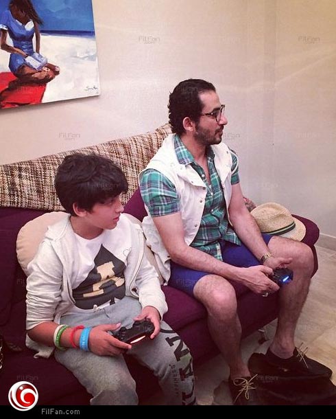 أحمد حلمي يلعب &quot;البلاي ستيشن&quot; مع ابن أنغام