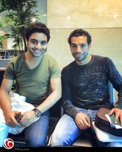 أحمد جمال مع محمد صلاح في مطار القاهرة