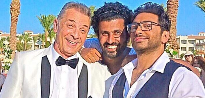 تامر أمين ومحمود حميدة في كواليس فيلم &quot;أهواك&quot; ويتوسطهما مخرج العمل محمد سامي