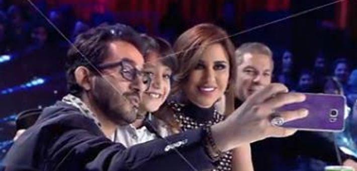 لجنة تحكيم arabs got talent يلتقطون صورة مع الطفلة نادين