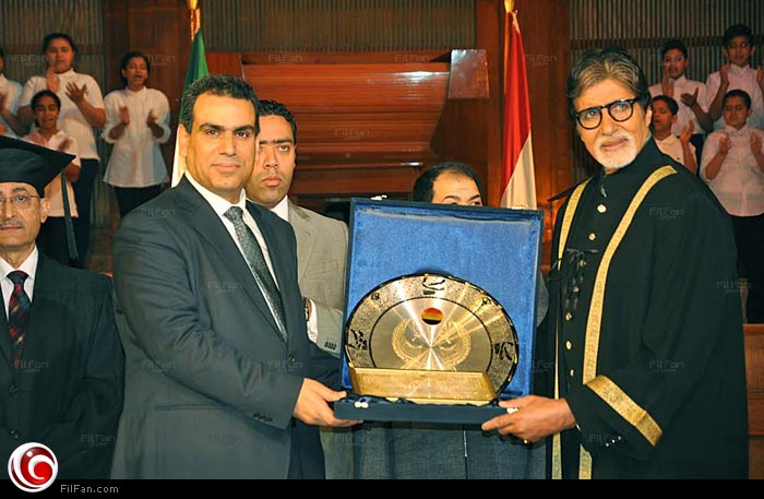 أميتاب باتشان يتسلم تكريمه