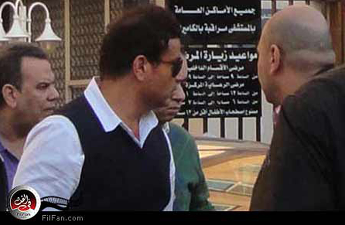 دياب أمام المستشفى أثناء نقل جثمان والدته لمثواه الأخير