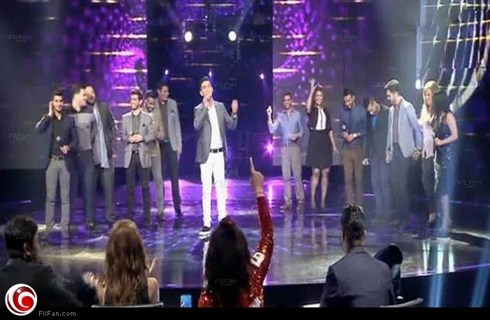 لقطة لعساف وهو يرقص على المسرح