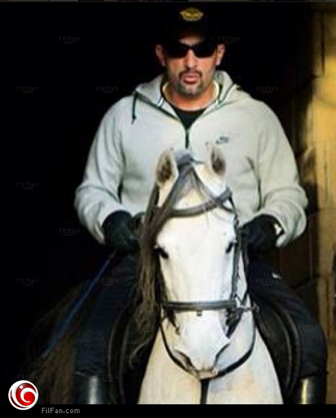 السقا على حصانه