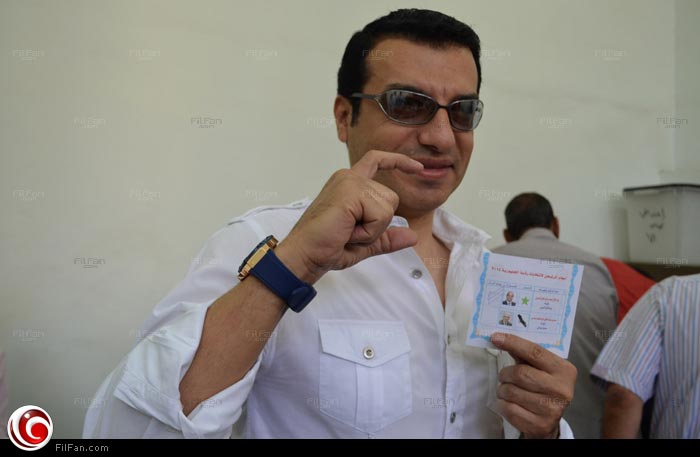 إيهاب توفيق يصوت للسيسي ويشير بعلامته الشهيرة