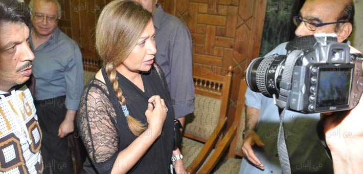 ليلى علوي في عزاء رأفت الميهي