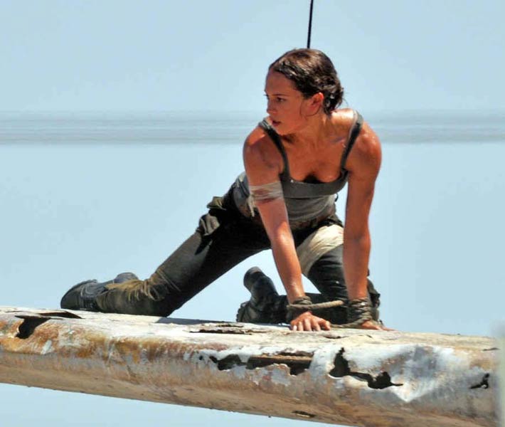 أليشيا فيكاندر أثناء تصوير Tomb Raider