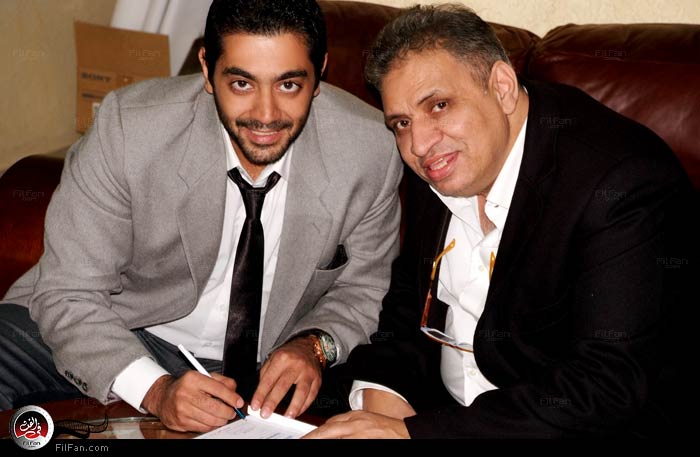 فلوكس والسبكي لحظة توقيع العقد