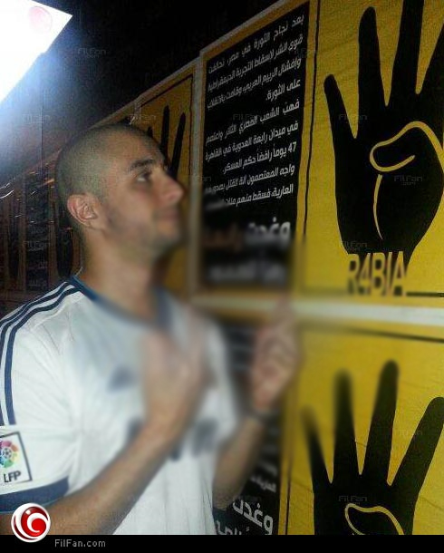 أحمد الفيشاوي يستخدم اشارة خارجة للتعبير عن استيائه من اعتصام رابعة (الإشارة تم إخفائها مراعاة لعدم خدش حياء قراء FilFan.com)