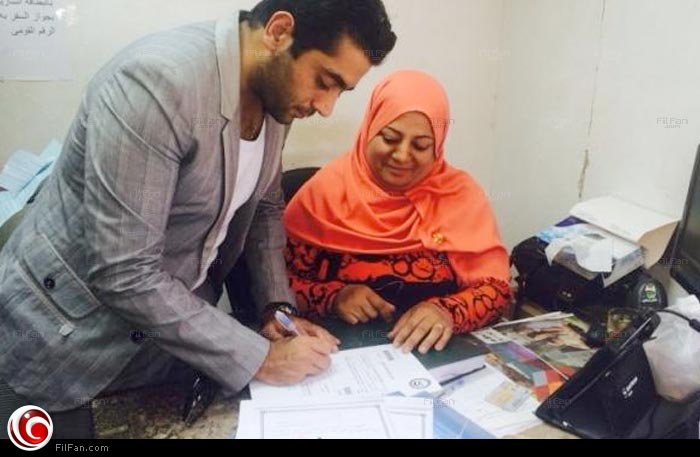 أحمد فلوكس يوقع توكيلا للسيسي