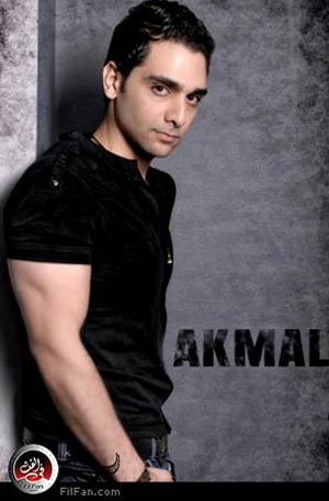 المطرب الشاب أكمل