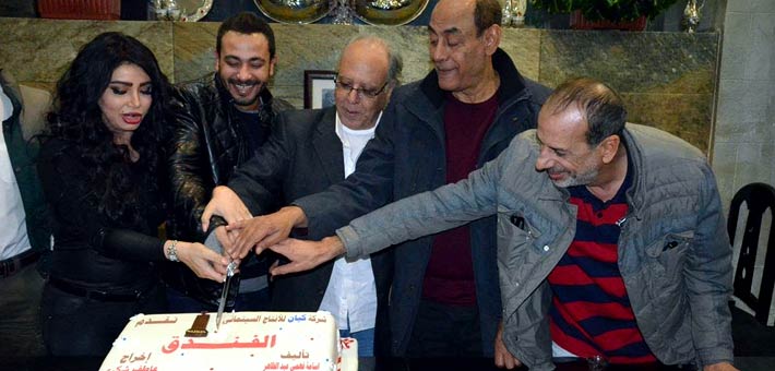 لحظة تقطيع تورته الاحتفال