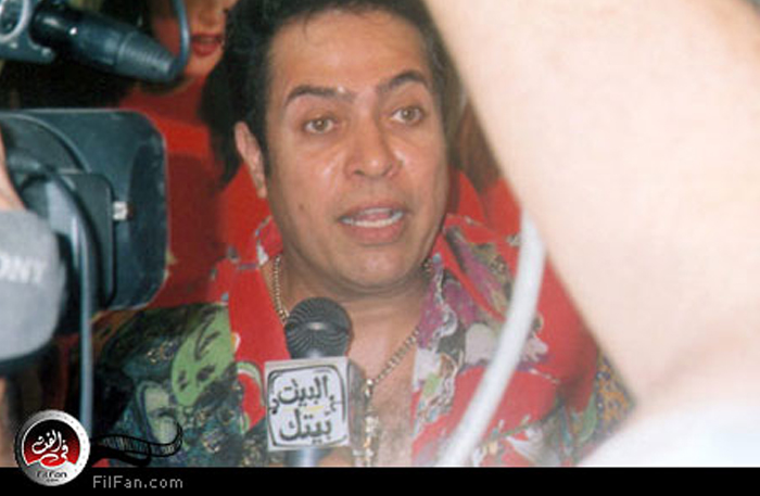 الفنان حكيم وهو يستقبل الصحفيين في العرض الخاص لفيلمه الأول