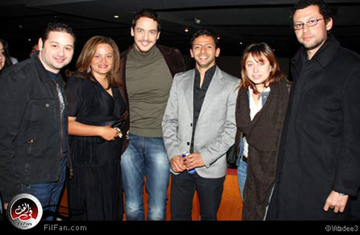 خالد أبو النجا وكاملة أبو ذكري مع عدد من ضيوف الحفل