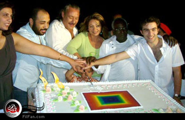 فريق عمل الفيلم يحتفلون ببدء التصوير - تصوير : محمد ممدوح